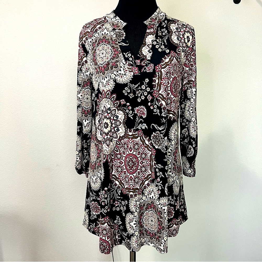 Beautiful womens paisley tunic length top.  V neck.  Size 8